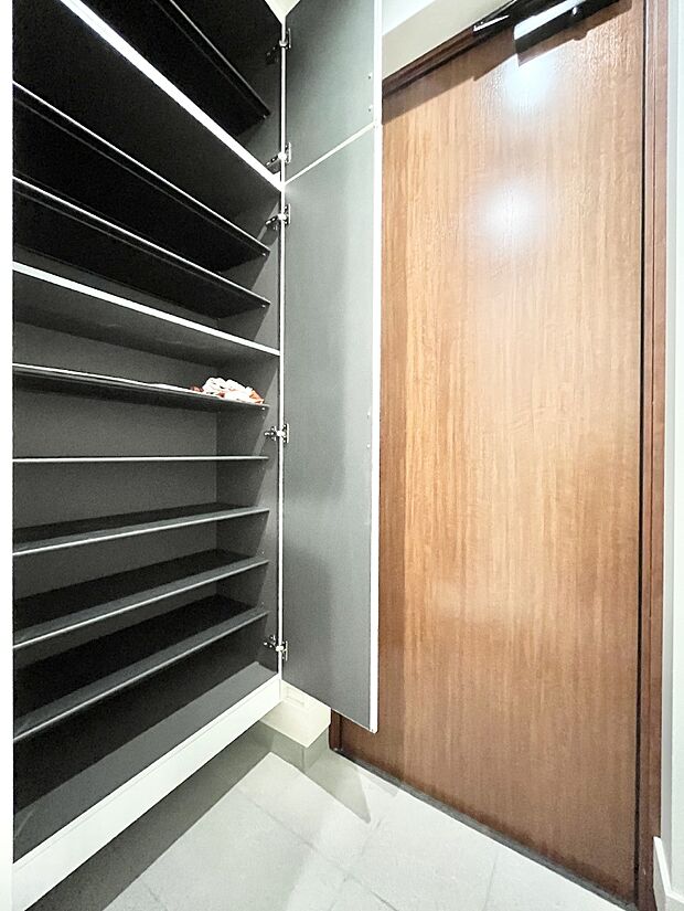 【収納】たっぷり収納できるシューズボックス。