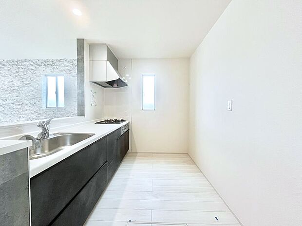 【ダイニングキッチン】爽やかな風が通り抜けるキッチン。窓があるので明るく換気にも役立ちます。