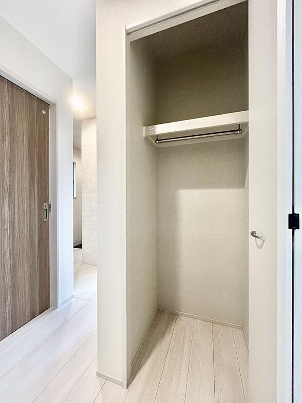 【収納】1階廊下収納には掃除用品や日用品のストックなどを収納できます。