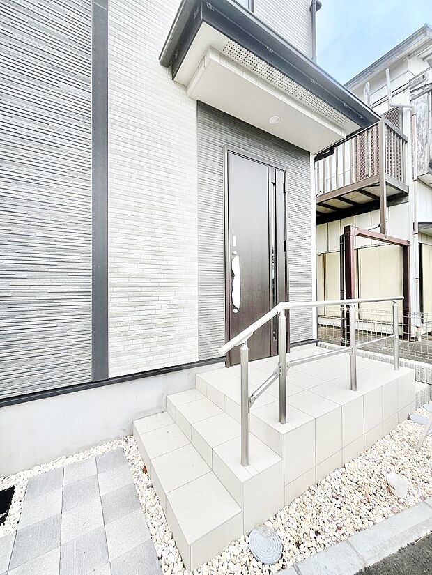 【玄関】大切な家族、来客を出迎える玄関。