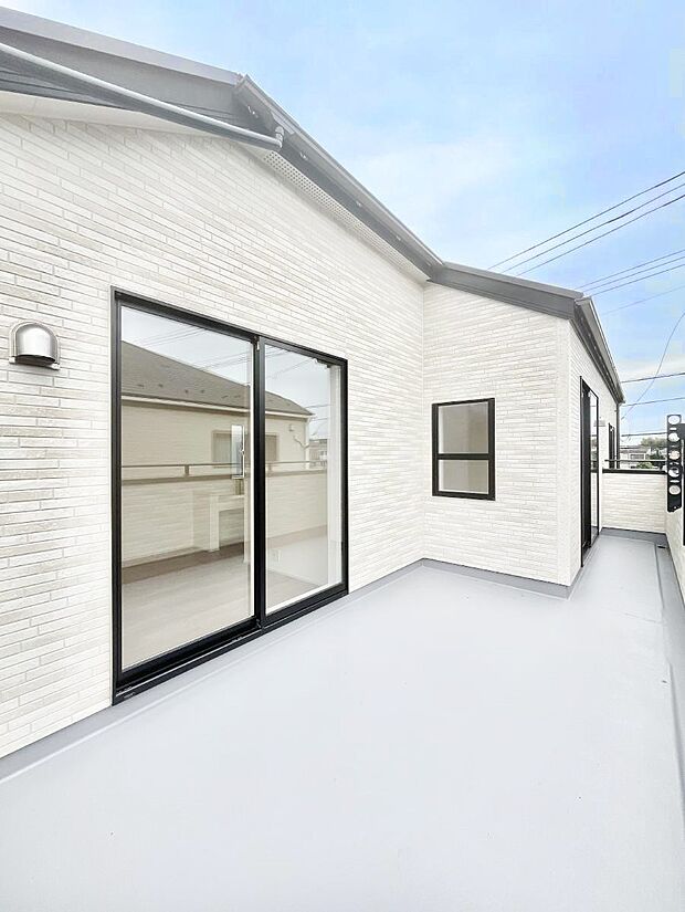 【バルコニー】２部屋にまたがる広いバルコニー。晴れた日には洗濯物も気持ちよく干せそうですね。