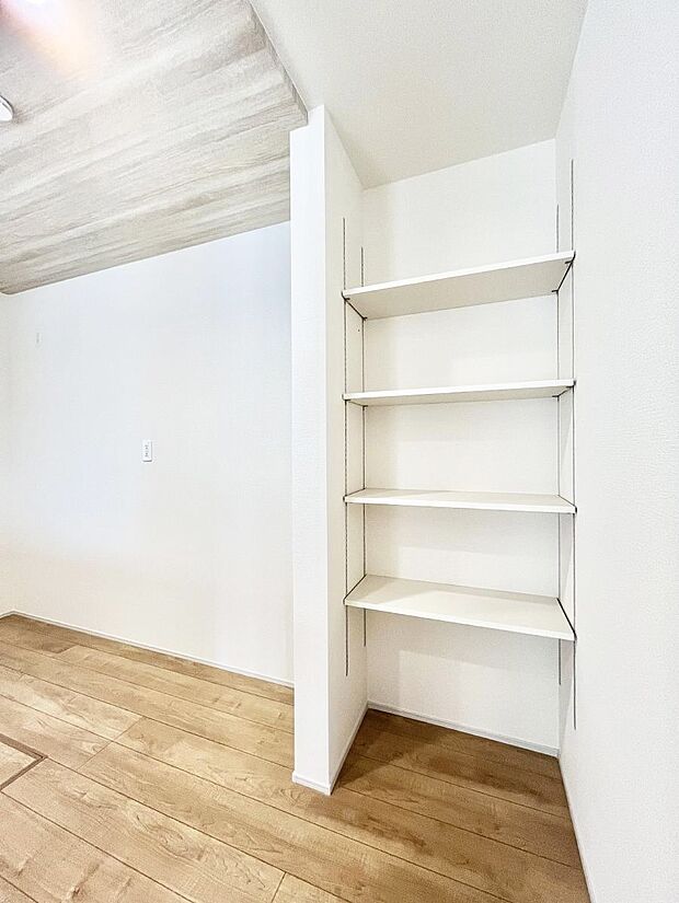 【キッチン可動棚】キッチン横の可動棚付き収納はパントリーとしても利用できます。