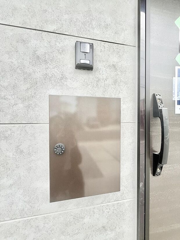 【その他現地】シンプルで落ち着きのある建物は住むかたの個性でオリジナルなものになっていきます。