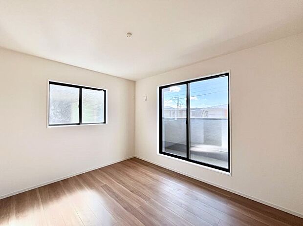 【寝室】明るいバルコニーサイドに洋室を設置。目覚めの良い寝室に。 