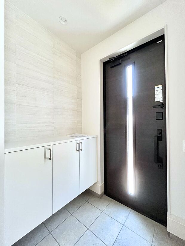 【玄関】飾り棚を利用して、お越しいただくお客様をおもてなしできます。