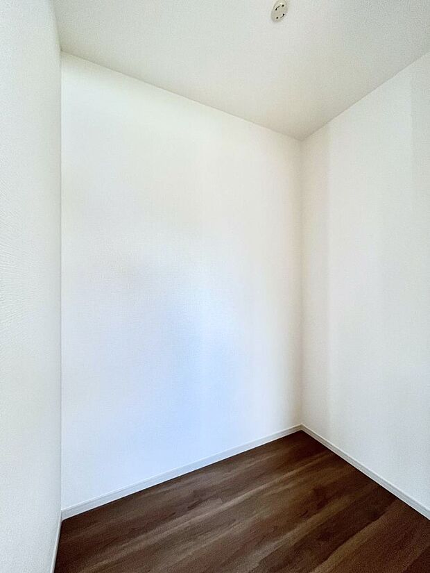 【ウォークインクローゼット】ウォークインクローゼット付きで生活空間を広く利用できます。