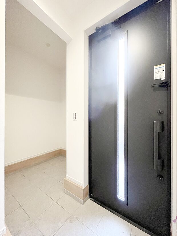 【玄関】土間収納のついた収納力豊富な玄関。明るい玄関はお客様をお出迎えするのにぴったりです!