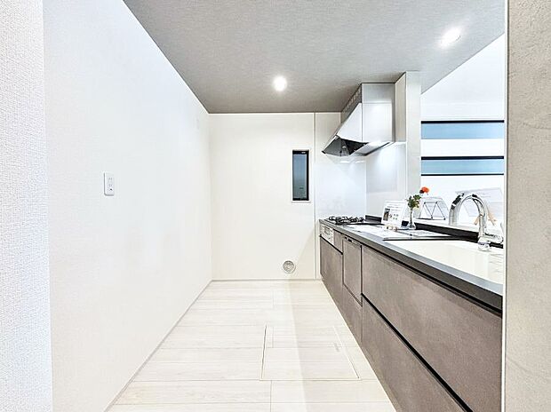 【ダイニングキッチン】爽やかな風が通り抜けるキッチン。窓があるので明るく換気にも役立ちます。