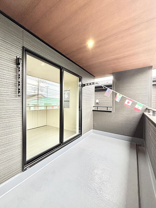 【バルコニー】南向きのバルコニー！ご家族の洗濯物はもちろん、お布団もたっぷり干せます！