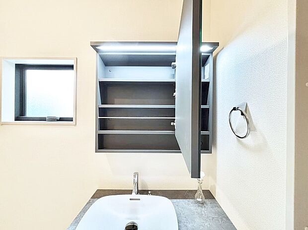 【洗面台　鏡裏収納】鏡の裏に、化粧品や衛生用品などを収納可能。洗面台をすっきりと保ちます！