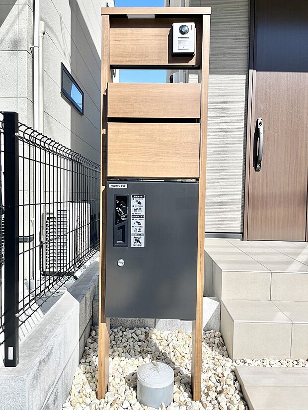 【その他現地】表札・インターホン・ポスト・宅配ＢＯＸをひとつに集約。エントランスになじむシンプルデザイン。