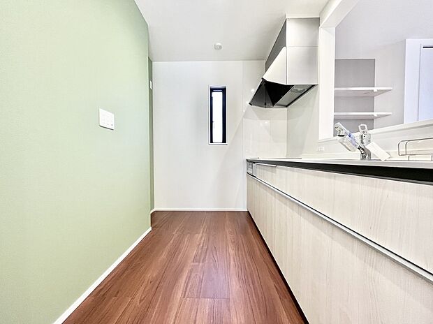 【ダイニングキッチン】爽やかな風が通り抜けるキッチン。窓があるので明るく換気にも役立ちます。