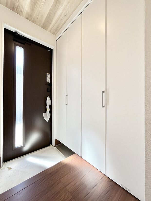 【玄関】天井まである玄関収納で、家族全員の靴もすっきり収納！