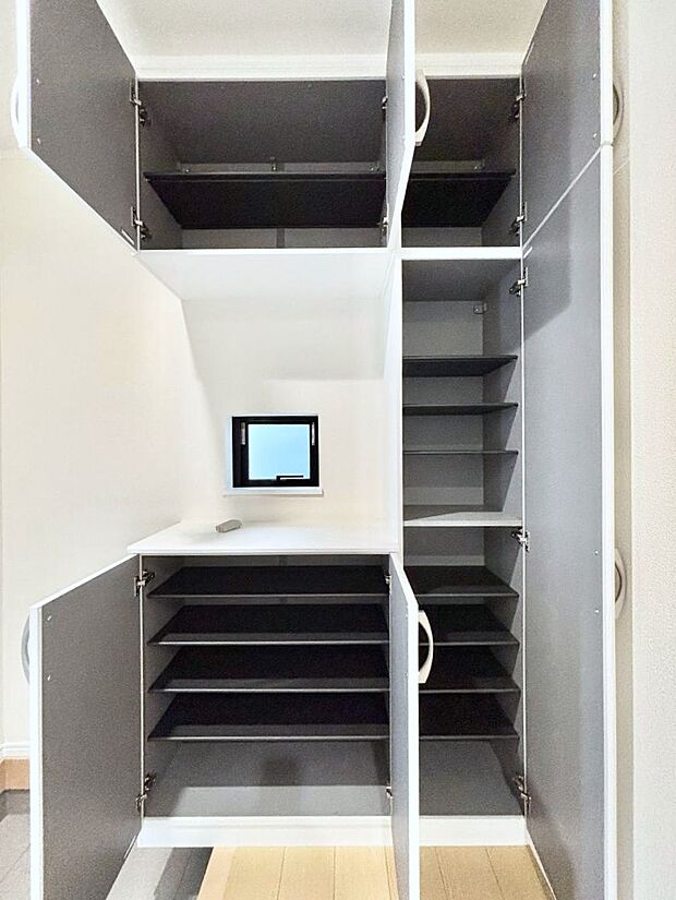 【玄関】天井まである玄関収納で、家族全員の靴もすっきり収納！