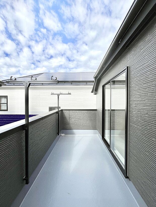 【バルコニー】ゆったりバルコニーだから沢山お洗濯ものを干せます。