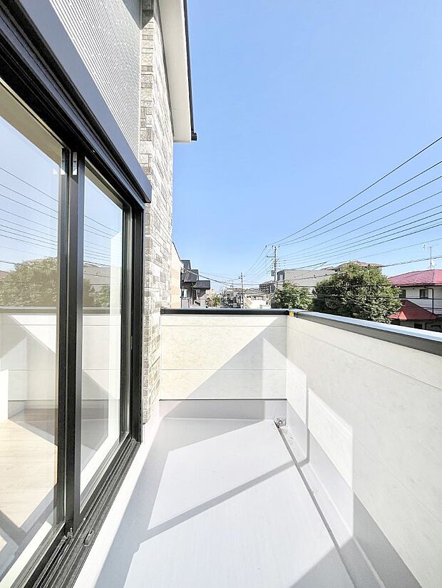 【バルコニー】ゆったりバルコニーだから沢山お洗濯ものを干せます。