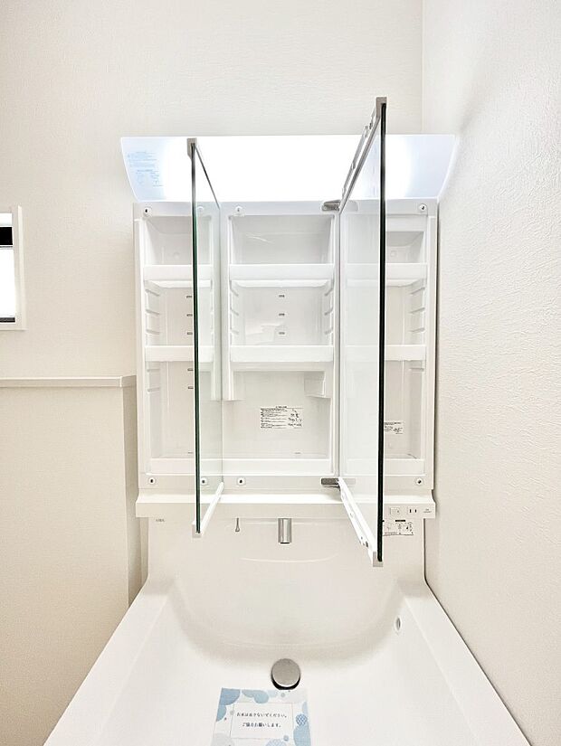 【三面鏡裏収納】三面鏡の裏に、化粧品や衛生用品などを収納可能。洗面台をすっきりと保ちます!