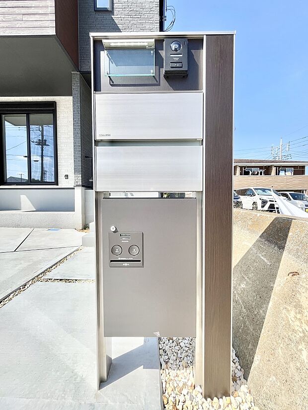 【その他現地】表札・インターホン・ポスト・宅配ＢＯＸをひとつに集約。エントランスになじむシンプルデザイン。