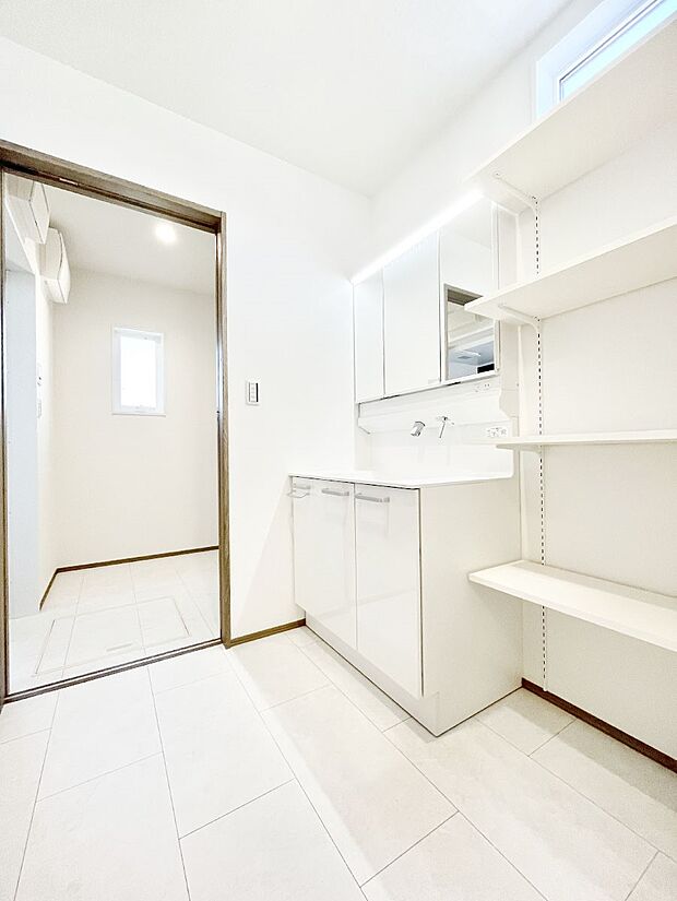 【ランドリースペース】可動棚付きランドリースペース