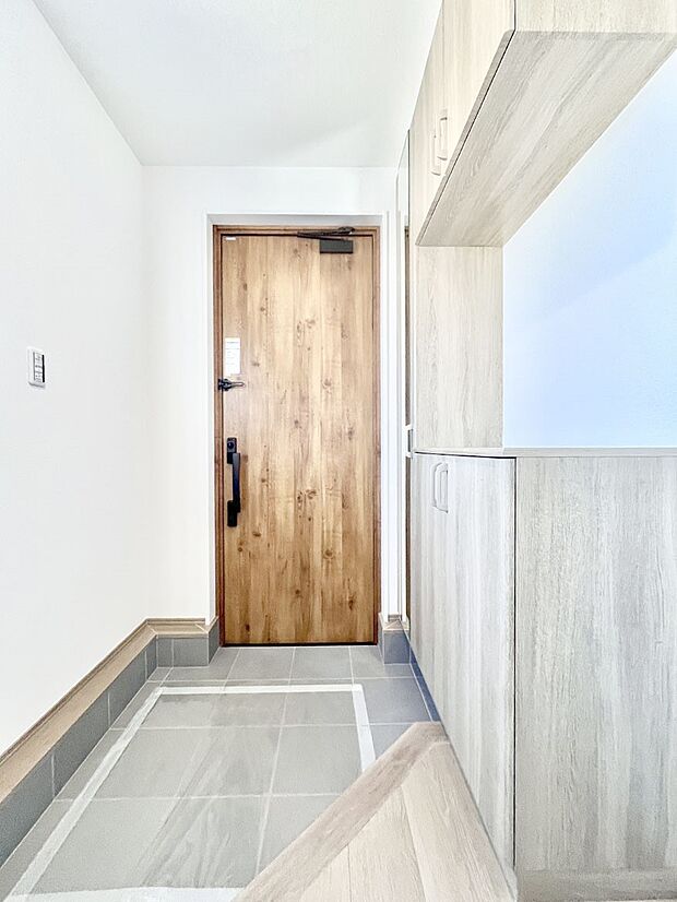 【玄関】飾り棚を利用して、お越しいただくお客様をおもてなしできます。