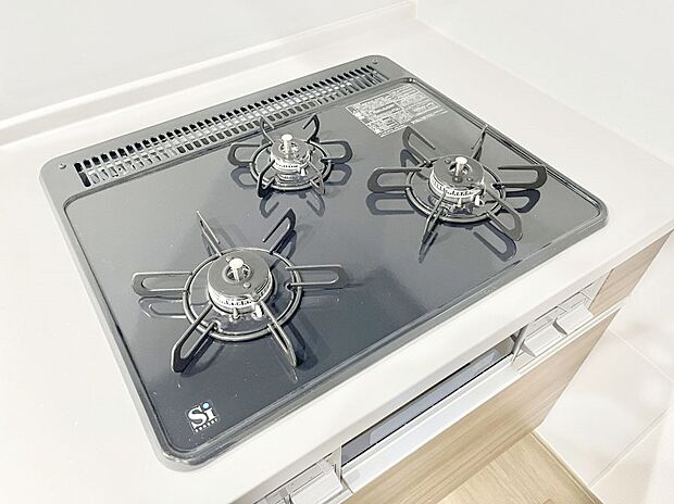 【Ｓｉセンサーコンロ】ガスコンロはＳｉセンサー搭載。火力調節や焦げ付き・消し忘れも防いでくれます。