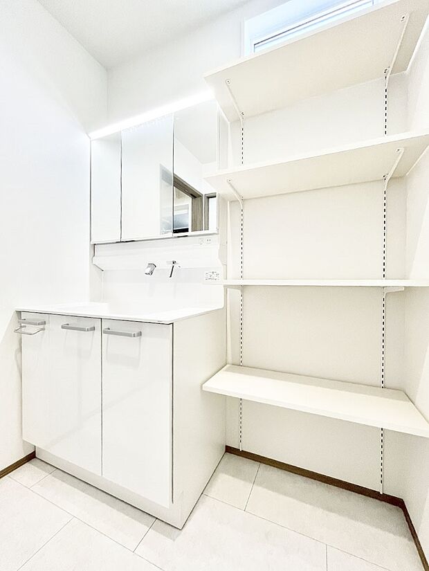 【脱衣場】清潔感のある快適空間です。毎日の身支度も気持ち良くお使い頂けます。 