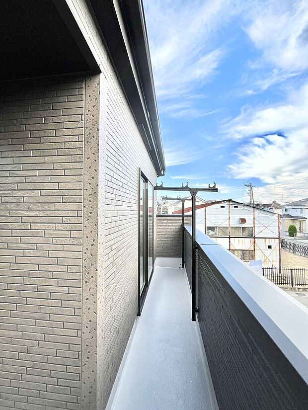 【バルコニー】開放感あるバルコニー。洋室と2階ホールの2か所から出入りできて便利