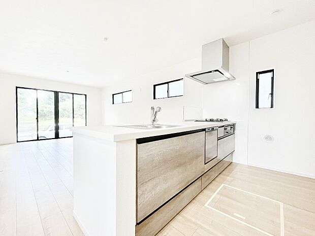 【ダイニングキッチン】ご家族の会話弾む対面キッチン。お料理中のパパママもご家族と過ごす時間が増えそう!