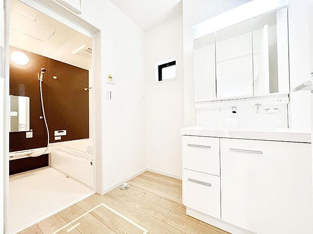 【脱衣場】柔らかな朝の光を感じられる窓がついた洗面室