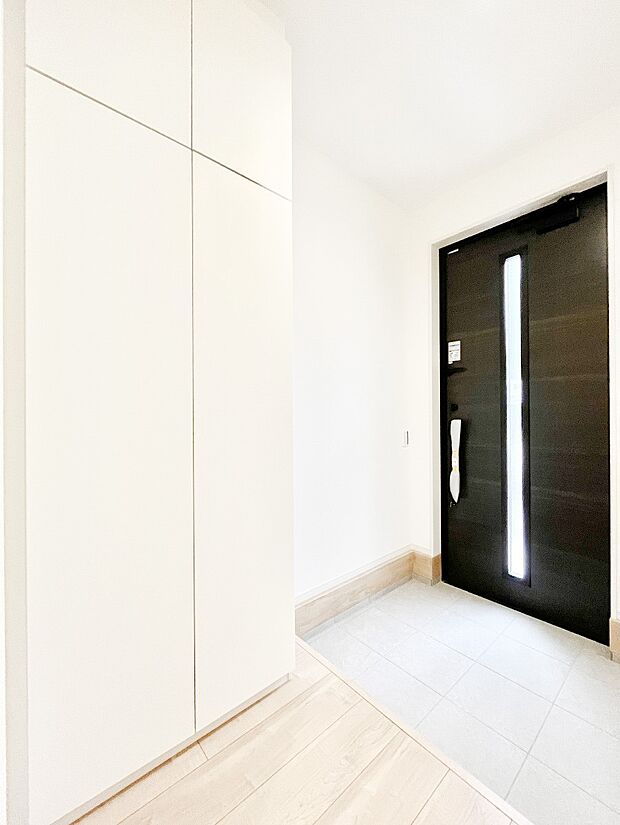 【玄関】玄関ドアにスリッドラインが入っているので光の演出をしてくれます!