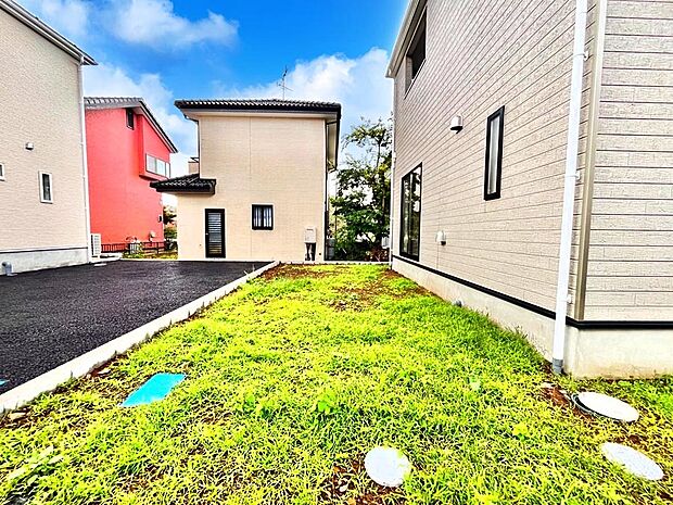 【庭】住まいに明るい光と開放感を演出してくれる庭スペース付き！