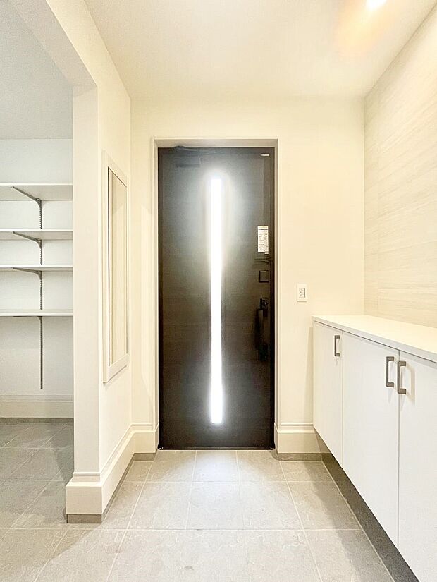 【玄関】ガラススリットの入った玄関ドアが室内に光を届けてくれます