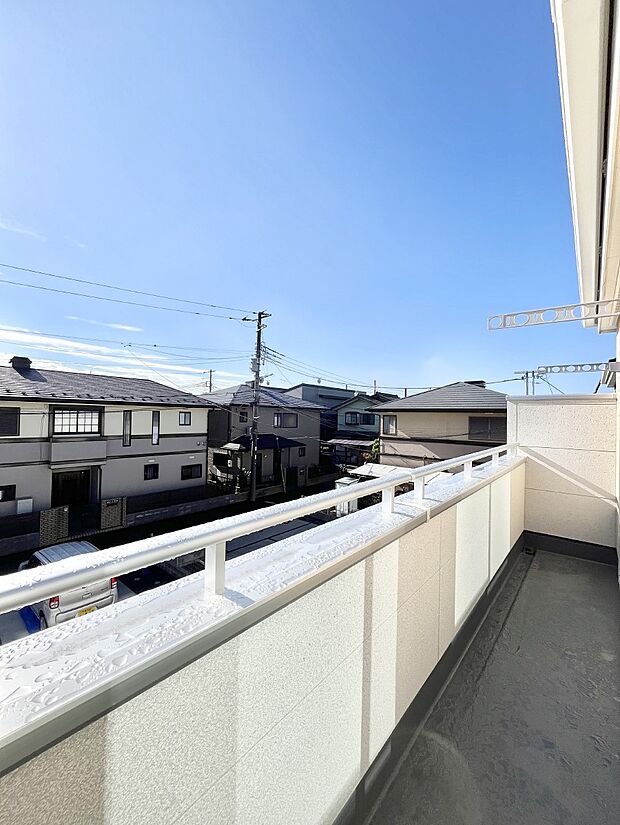 【バルコニー】ゆったりバルコニーだから沢山お洗濯ものを干せます。