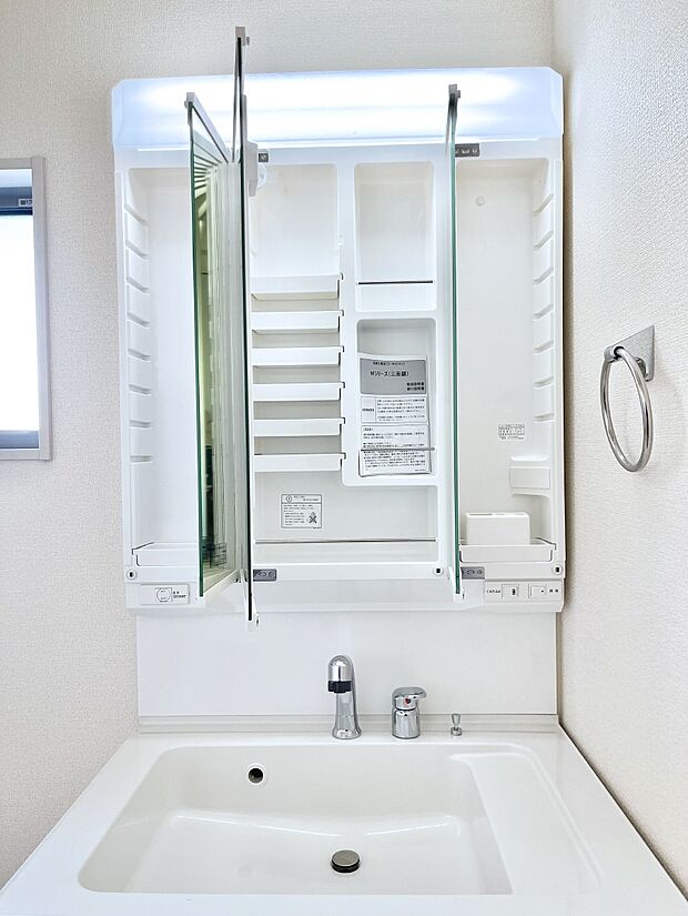 【三面鏡裏収納】三面鏡の裏に、化粧品や衛生用品などを収納可能。洗面台をすっきりと保ちます！