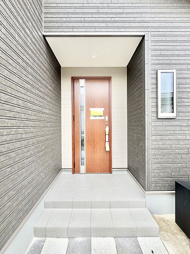 【玄関】大切な家族、来客を出迎える玄関。