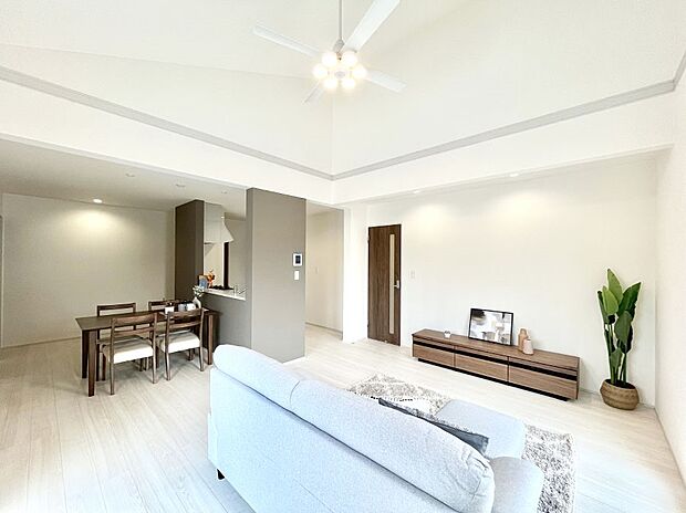 【リビングダイニング】落ち着いた雰囲気のLDKは家族みんなの快適空間