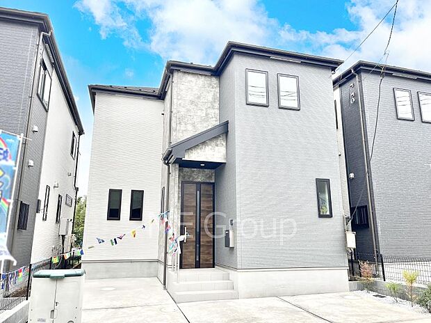 【現地外観写真】暮らしやすさと居心地の良さにこだわったシンプルで飽きのこないデザイン ！