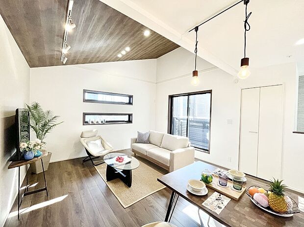 【ダイニング】日当たりの良いリビング。お気に入りのグリーンを飾れば更に心地よさがアップ!