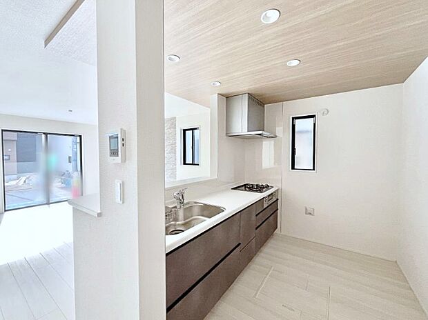 【ダイニングキッチン】カウンター越しに楽しいおしゃべり。いつものお料理がもっと美味しくなりそうですね。 