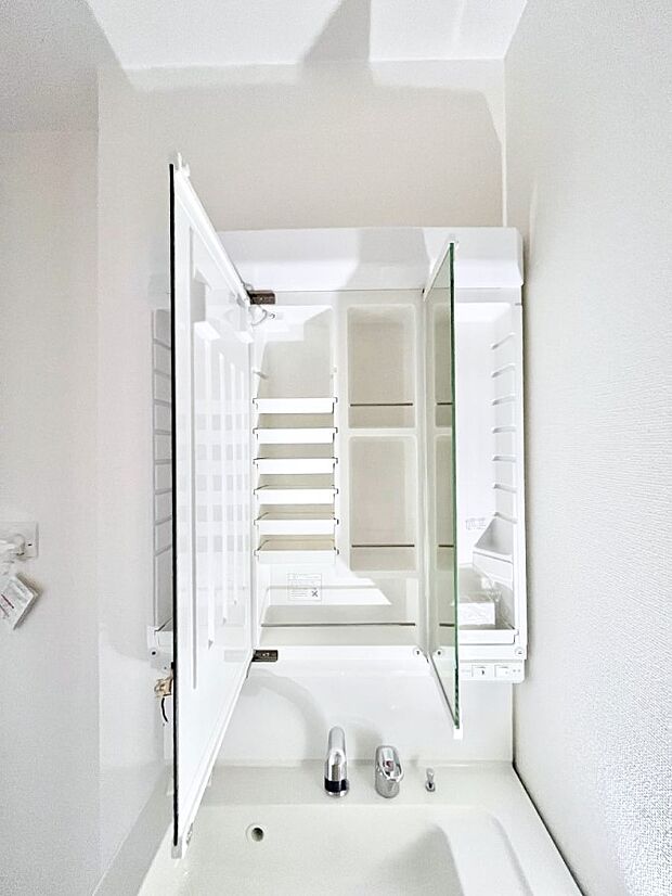 【三面鏡裏収納】三面鏡の裏に、化粧品や衛生用品などを収納可能。洗面台をすっきりと保ちます！