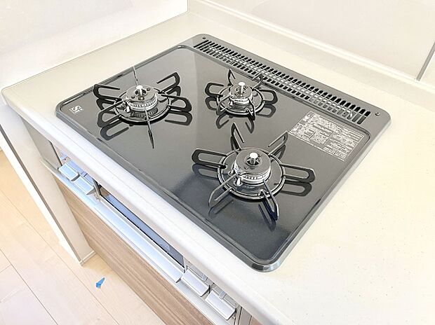 【Ｓｉセンサーコンロ】ガスコンロはＳｉセンサー搭載。火力調節や焦げ付き・消し忘れも防いでくれます。