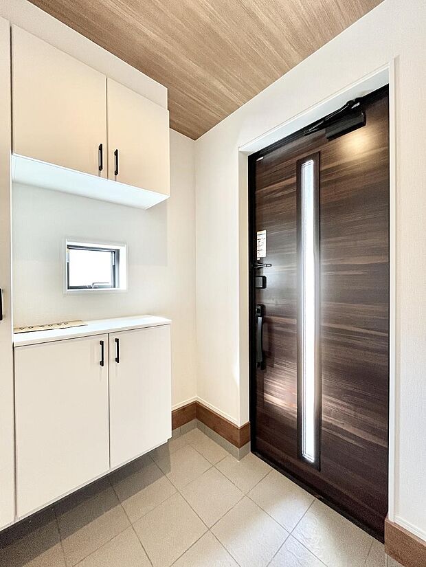 【玄関】飾り棚を利用して、お越しいただくお客様をおもてなしできます。