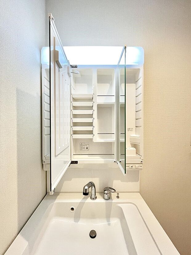 【三面鏡裏収納】三面鏡の裏に、化粧品や衛生用品などを収納可能。洗面台をすっきりと保ちます！