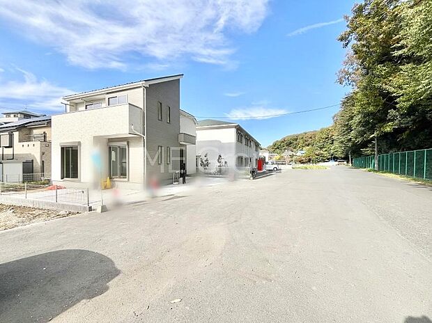 【前面道路含む現地写真】見通しの良さとともに、街並みに開放感を与えてくれます。 