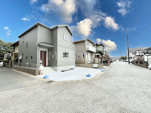 【前面道路含む現地写真】角地なので日当たりも良く、お家が堂々として見えます。