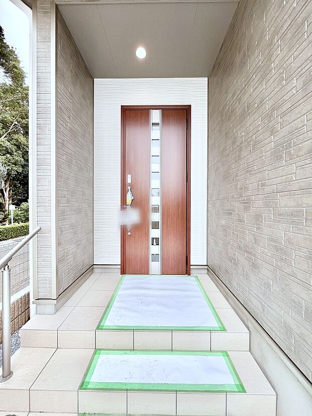 【玄関】玄関前は雨が降っても濡れにくい屋根付き