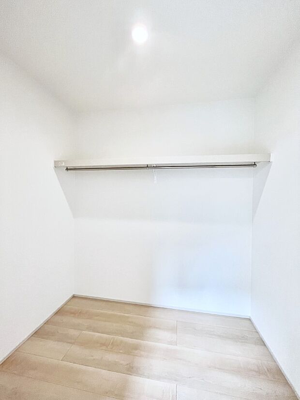 【ウォークインクローゼット】ウォークインクローゼット付きで生活空間を広く利用できます。