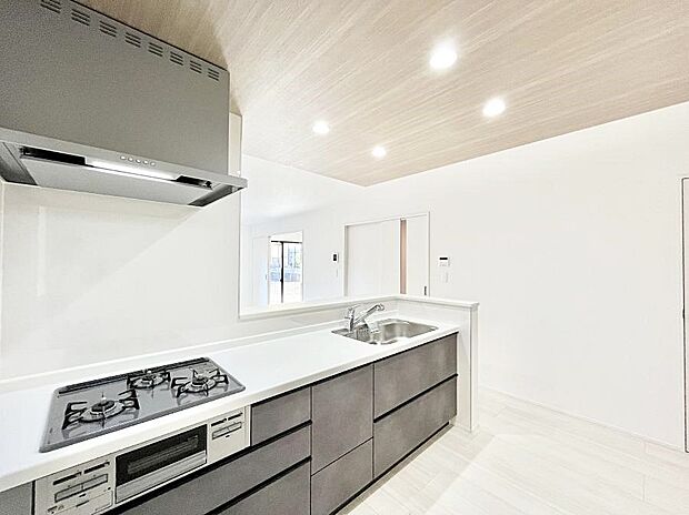 【ダイニングキッチン】カウンター越しにお話しをしながら毎日のお料理をもっと楽しく