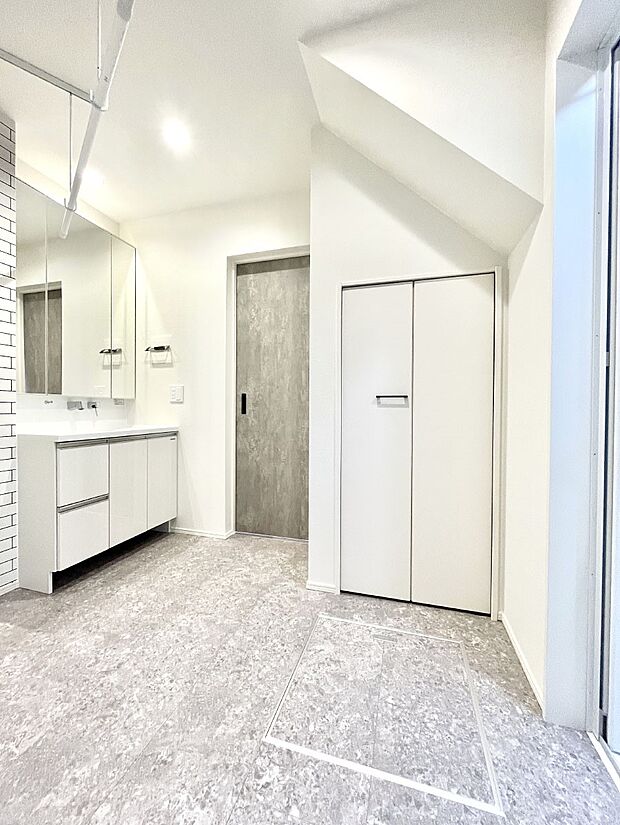 【脱衣場】清潔感のある快適空間です。毎日の身支度も気持ち良くお使い頂けます。 