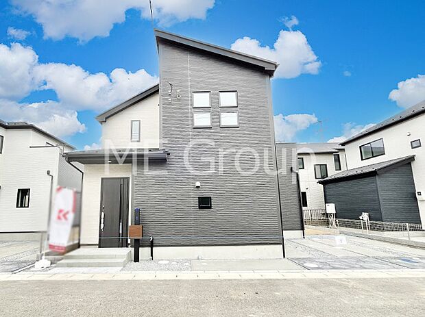 【現地外観写真】暮らしやすさと居心地の良さにこだわったシンプルで飽きのこないデザイン !